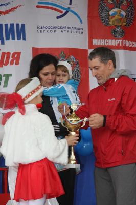 Самой юной участнице «Кросса нации 2013» в Рязани стала двухлетняя Виолетта
